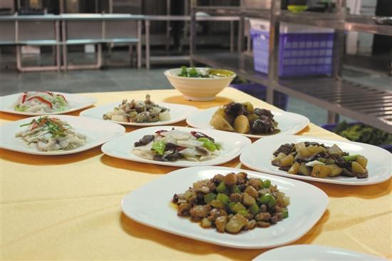 两高校炮制爱心萝卜宴 五天吃掉过万公斤萝卜