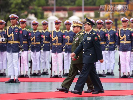 15日上午，正在缅甸进行正式访问的国务委员兼国防部长魏凤和与缅国防军总司令敏昂莱举行会谈，会谈前，敏昂莱为魏凤和举行欢迎仪式并陪同检阅缅三军仪仗队。李晓伟 摄