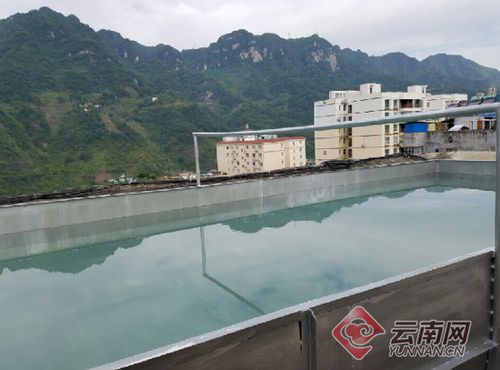 男子7楼楼顶建游泳池蓄水40吨 官方:进入处罚程序