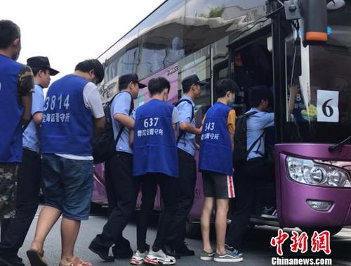 犯罪嫌疑人将被押解至舟山，接受警方进一步调查?！≌疟?摄