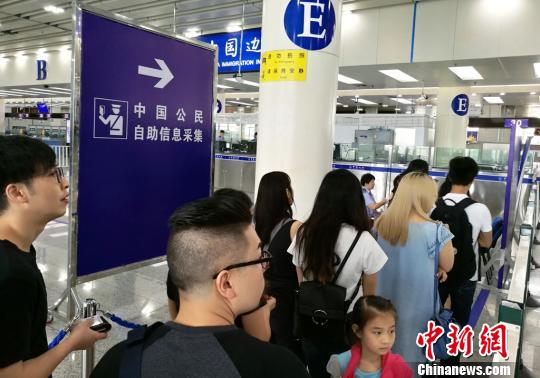 皇岗边检站在福田口岸入境大厅增设中国公民自助信息采集提高通关效率。　黄俊生 摄