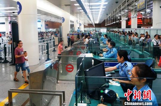 皇岗边检站在福田口岸提前开足通道确保中国公民即到即办理查验手续?！』瓶∩?摄