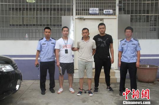 图为廖某才落网 林浩 摄 图为廖某才落网 林浩 摄