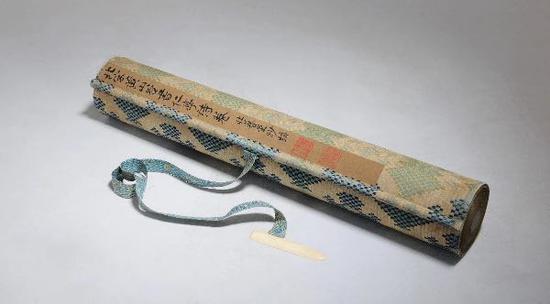 《仁亭诗卷》上的谢稚柳题签