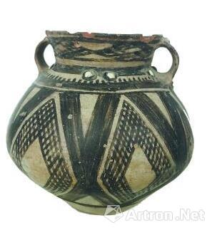 颈部镶嵌了12颗白色小石头的浅色陶罐，属于齐家文化，出自武威。纹饰向下延伸，完整覆盖器皿。胚体光洁，光滑。