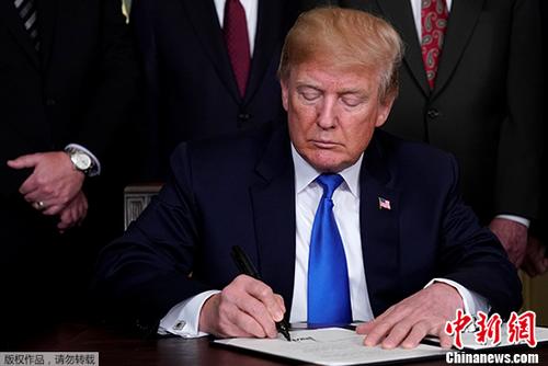 资料图:美国总统特朗普。 点击进入下一页