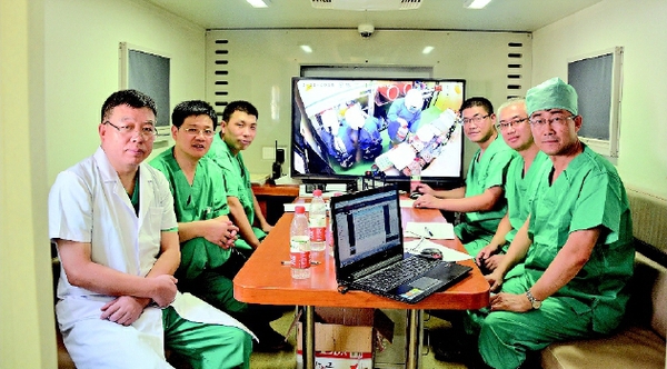 图为高福（图1右一，图2中）参加援塞拉利昂抗击埃博拉医疗队工作场景。