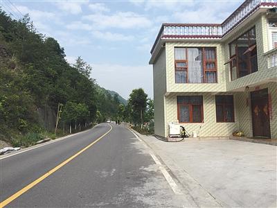 2016年3月15日，王维红驾车从房屋和护栏中间处坠入麒麟寺水库。新京报记者 赵朋乐 摄