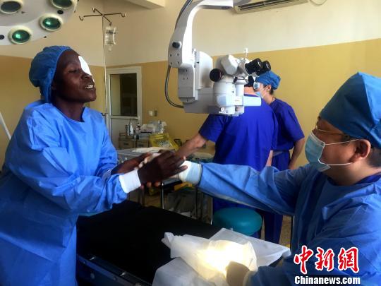 图为布隆迪手术患者?！⌒挥懒?摄