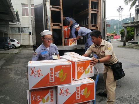 台湾水果卖不掉甩给台军:陆军买香蕉 海军买木瓜