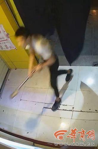 xp9yzp6p.jpg 西安5名中学生深夜打砸一成人用品店 称因为好奇