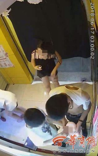 2a44eey4.jpg 西安5名中学生深夜打砸一成人用品店 称因为好奇