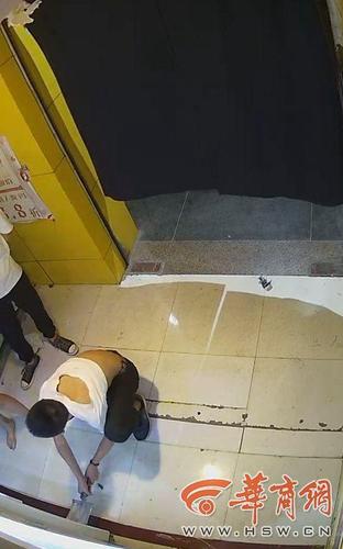 316qkaa9.jpg 西安5名中学生深夜打砸一成人用品店 称因为好奇