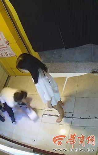 0qze6kxc.jpg 西安5名中学生深夜打砸一成人用品店 称因为好奇