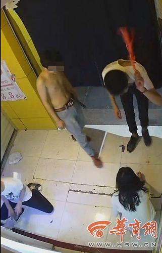 592pqcez.jpg 西安5名中学生深夜打砸一成人用品店 称因为好奇