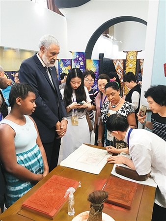 图为巴哈马驻华大使斯特林·宽特携家人参观非遗展览。（赵鹏飞 摄）