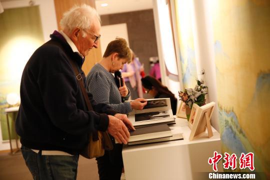 听众参观故宫文创展览?！×值?摄