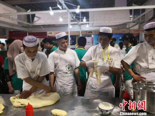 图为现场制作兰州牛肉拉面。　杨娜 摄