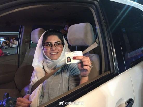 沙特开放女性驾车 全球唯一女性驾车禁令成为历史