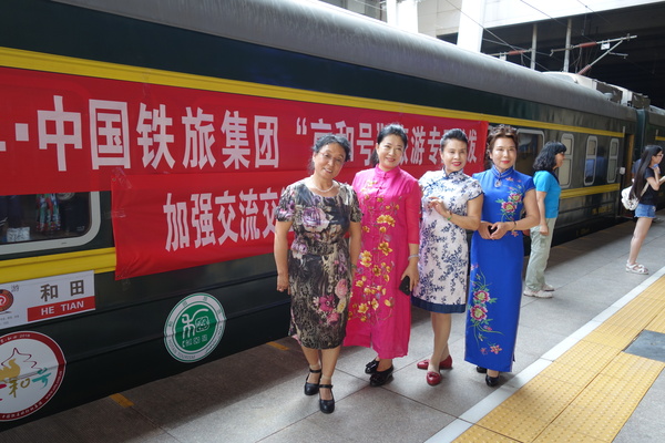 旅客在“京和号”车厢前合影留念 旅客在“京和号”车厢前合影留念