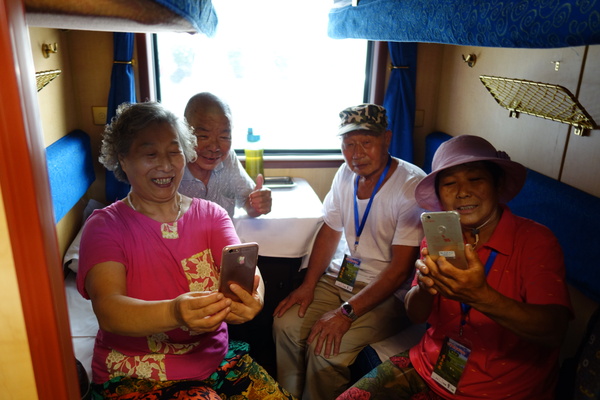 已经登车的老年旅客高兴地玩起了自拍 已经登车的老年旅客高兴地玩起了自拍