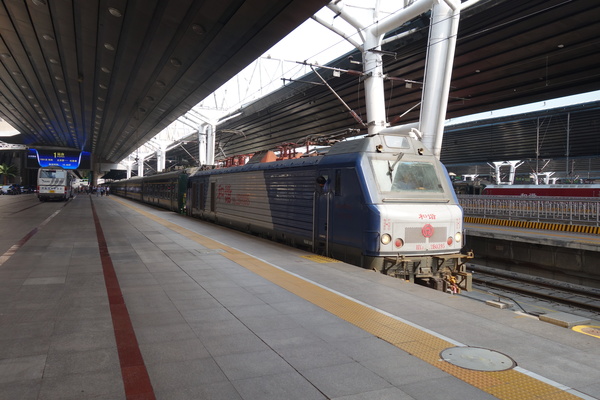 “京和号”缓缓驶出北京西站 “京和号”缓缓驶出北京西站