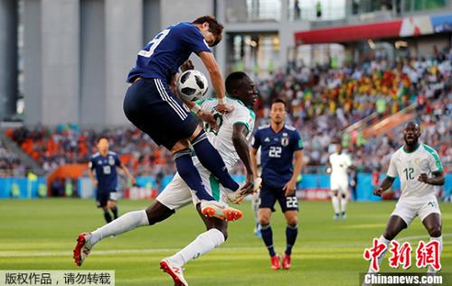 两队球员拼抢激烈。