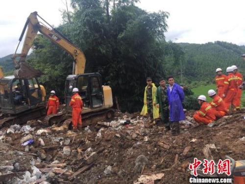 救援现场?！×栊?摄