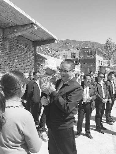 ▲调研组在海东市互助县台子乡哇麻村调研贫困户到户产业发展情况 ▲调研组在海东市互助县台子乡哇麻村调研贫困户到户产业发展情况