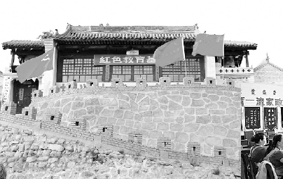 ▲山西省阳曲县店子底村开展红色旅游，美了村庄富了村民。