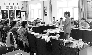     ▲内蒙古自治区乌兰浩特市兴安家政公司正在为贫困户进行家政技能培训。