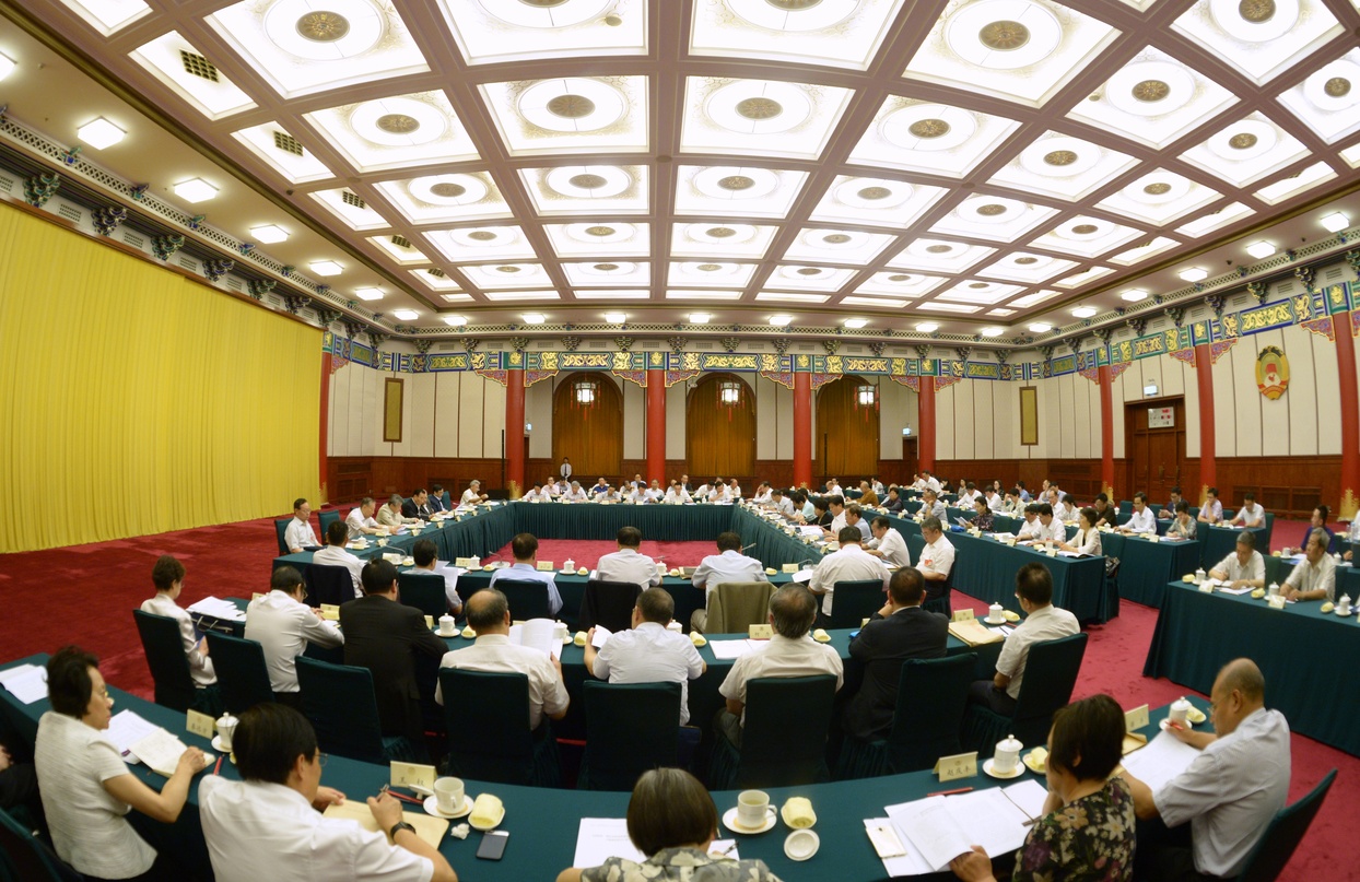  全国政协十三届常委会第二次会议举行小组讨论