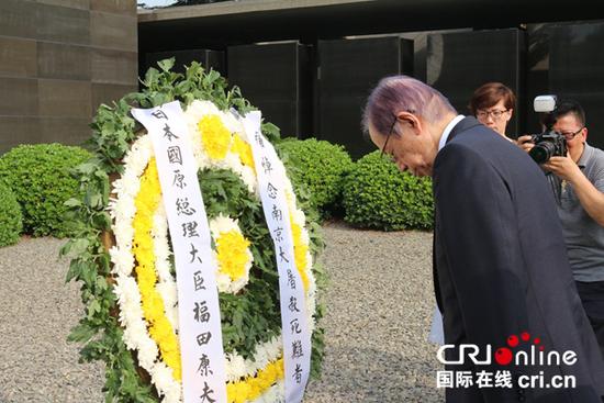 福田康夫参观南京大屠杀遇难同胞纪念馆:了解事实
