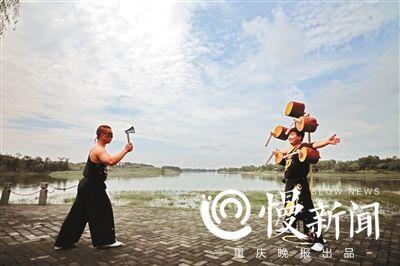 男子13年练成飞斧功:蒙眼扔斧精准 徒弟当靶子