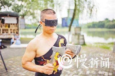 男子13年练成飞斧功:蒙眼扔斧精准 徒弟当靶子