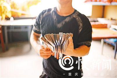 男子13年练成飞斧功:蒙眼扔斧精准 徒弟当靶子