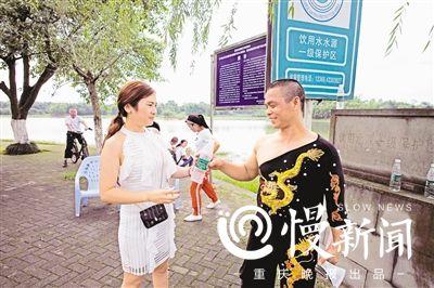 男子13年练成飞斧功:蒙眼扔斧精准 徒弟当靶子