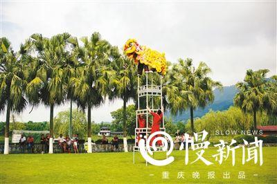 男子13年练成飞斧功:蒙眼扔斧精准 徒弟当靶子