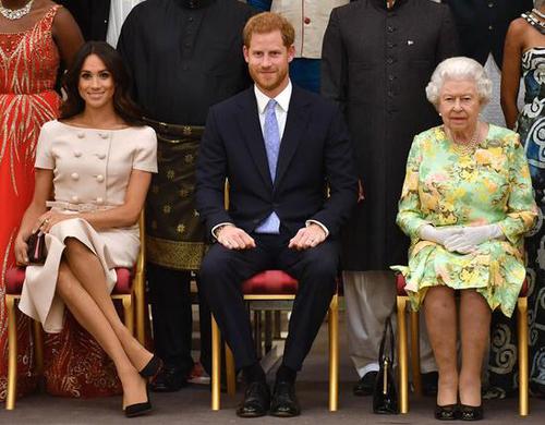 梅根被批坐姿对女王不敬 粉丝:她的腿她自己做主