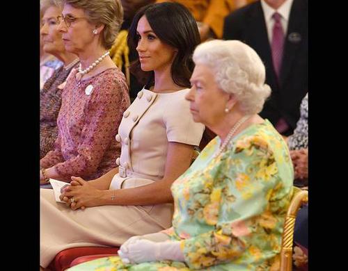 梅根被批坐姿对女王不敬 粉丝:她的腿她自己做主