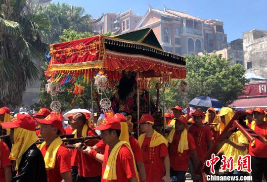 两岸信众民俗文化踩街。吴晟炜 摄