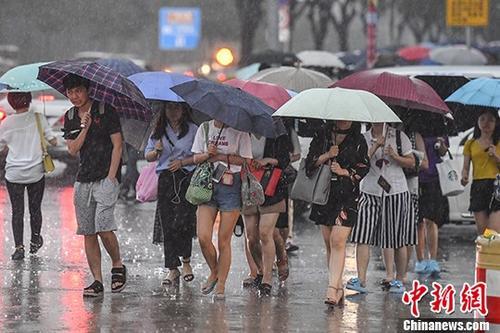 资料图:广州民众在暴雨中出行。 <a target='_blank' href='http://www.chinanews.com/'>中新社</a>记者 陈骥旻 摄 点击进入下一页