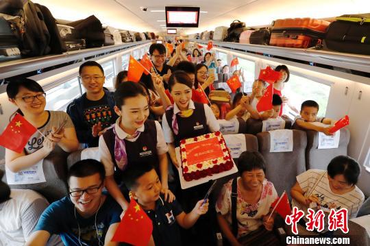 长编组“复兴号”动车组，列车员与旅客庆祝这一时刻?！∫罅⑶?摄
