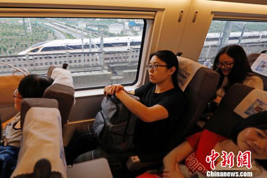 长编组“复兴号”动车组正式运营?！∫罅⑶?摄