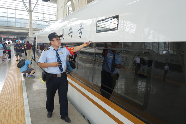 工作人员对G7次”复兴号“高铁做开行前的最后检查 工作人员对G7次”复兴号“高铁做开行前的最后检查
