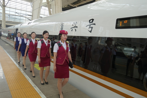 乘务员准备走上G7次”复兴号“高铁 乘务员准备走上G7次”复兴号“高铁