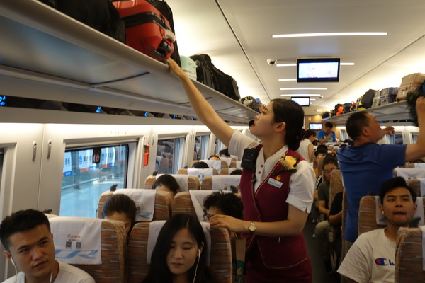 乘务员整理乘客行李 乘务员整理乘客行李