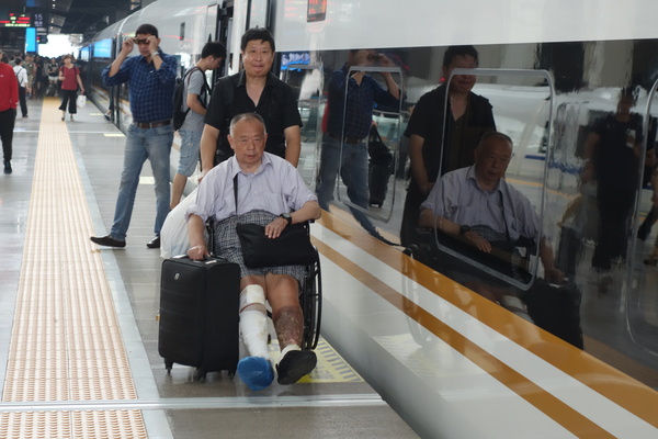 乘客陆续登上G7次”复兴号“高铁 乘客陆续登上G7次”复兴号“高铁