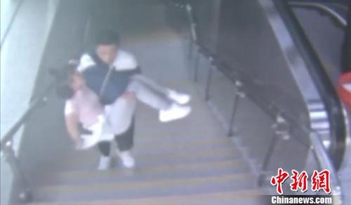 女子地铁站晕倒在地海军战士出手相救送其就医