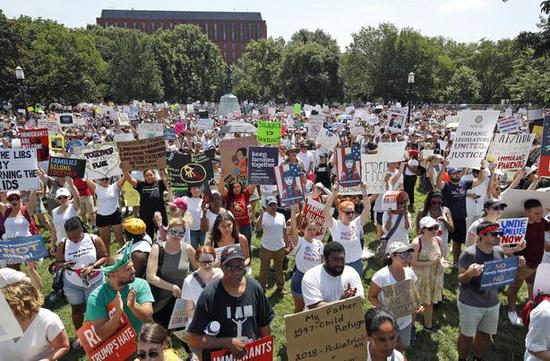 特朗普无视抗议示威 称美国移民法是世界上最蠢的